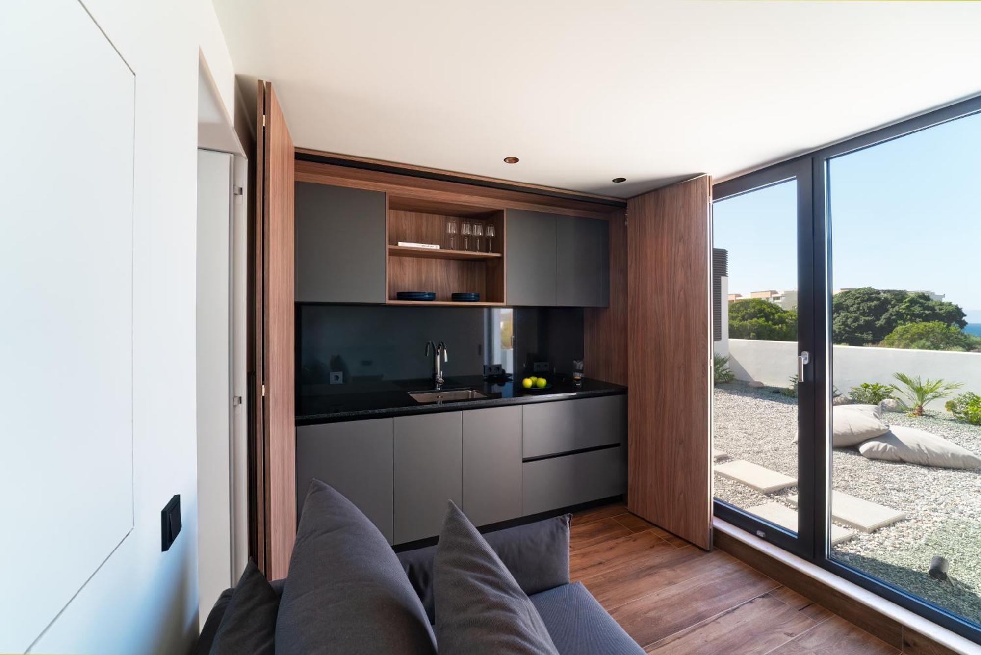 Momentum Villas 이알리소스 외부 사진